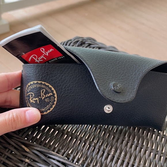 Ray bans in perfect condition with case. - Picture 3 of 4
